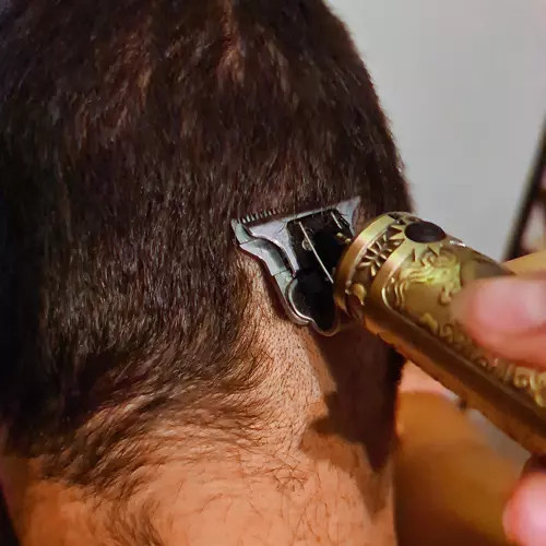 ZASTRIHÁVAČ VLASOV, STROJČEK NA STRIHANIE FÚZOV A FÚZOV S REGULÁCIOU HOLIACEHO STROJČEKA, LCD