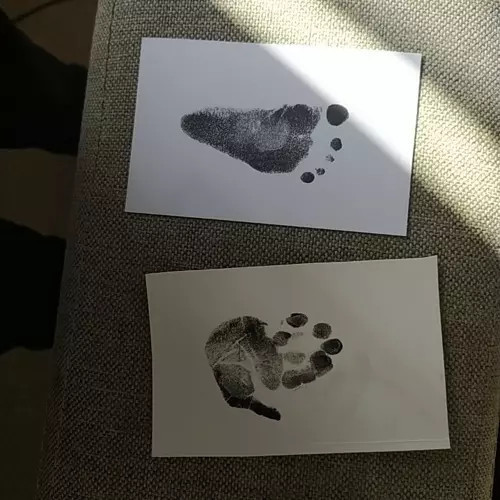 NEŠPINIVÝ ODTLAČOK DETSKEJ RÚČKY, SUVENÍR NA NARODENIE BÁBÄTKA, ATRAMENT