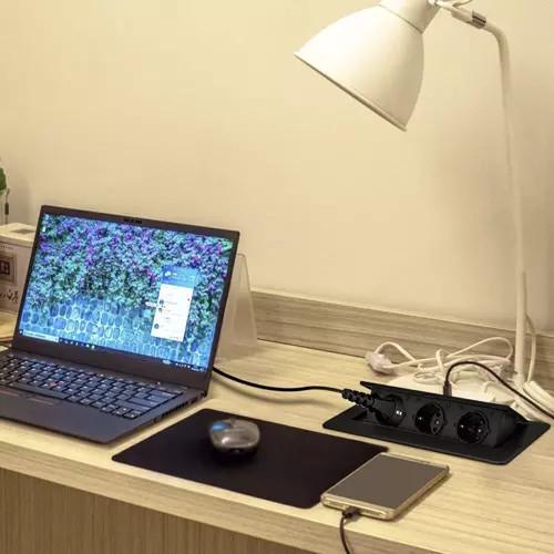ELEKTRICKÁ ZÁSUVKA TROJITÁ ZAPUSTENÁ DO DOSKY ČIERNA